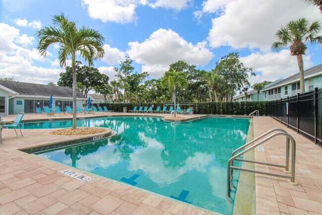 Building Photo - 2/2 REMODELED UNFURNISHED CONDO 1ST FLOOR ...