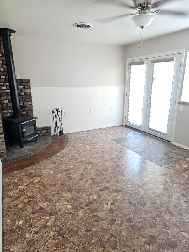 Dining Room - 25153 N Center St