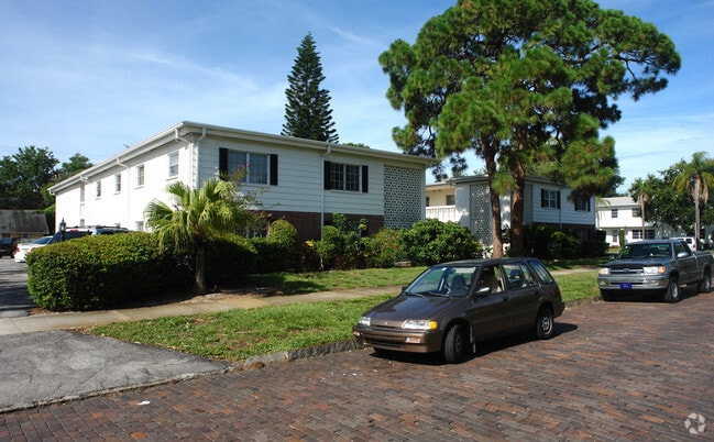 Building Photo - 516 12th Ave NE