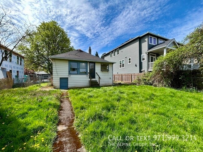 Building Photo - 2037 SE Harold St