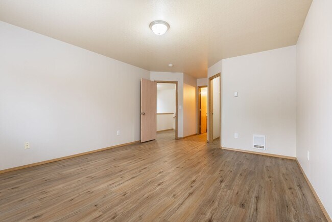 Building Photo - 4bed/2.5 Bath home - Available in SE Portland,