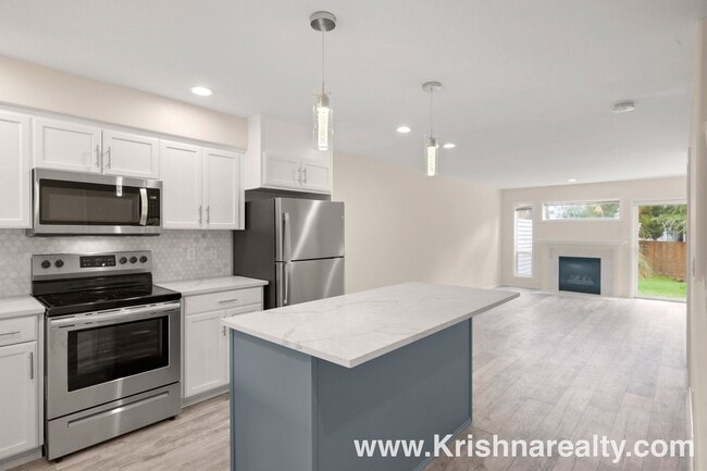 Building Photo - Charming 3 BD* 2.5 BA* Duplex **NEWLY RENOVATED** Located in Historic Orenco in the Elk Meadows C...