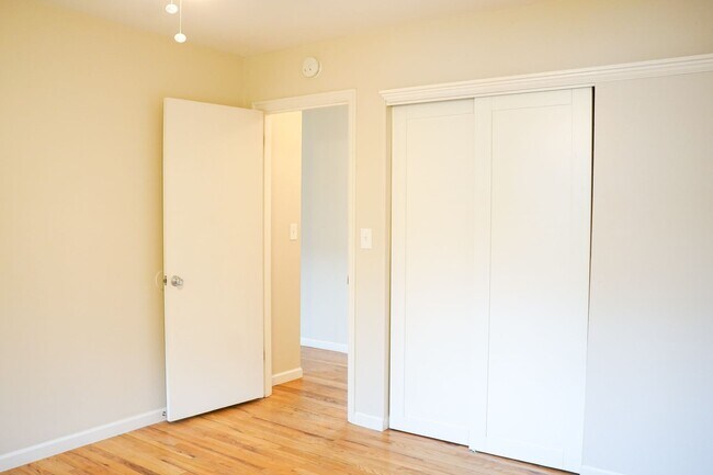 Building Photo - Updated Vintage 2Bed Courtyard Flat w/Hard...