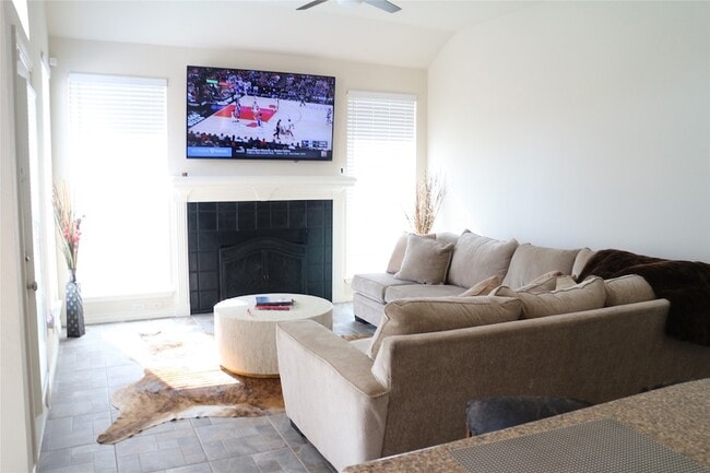 Building Photo - 1936 Gansett Dr