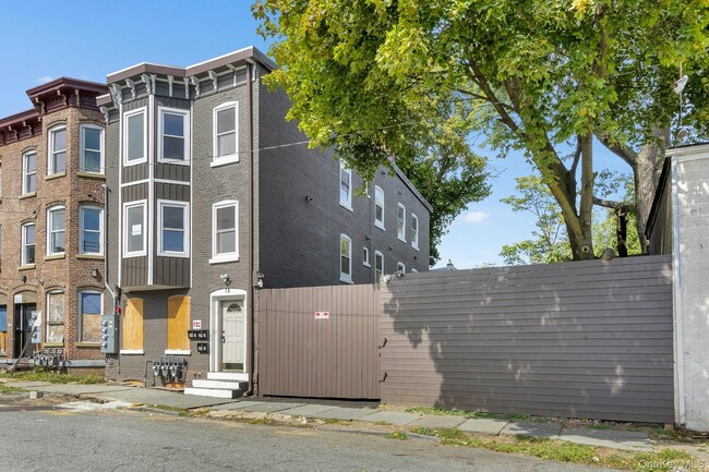 Primary Photo - 70 Van Ness St