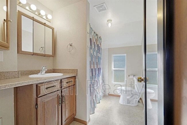 Building Photo - 2423 E Everett Ave