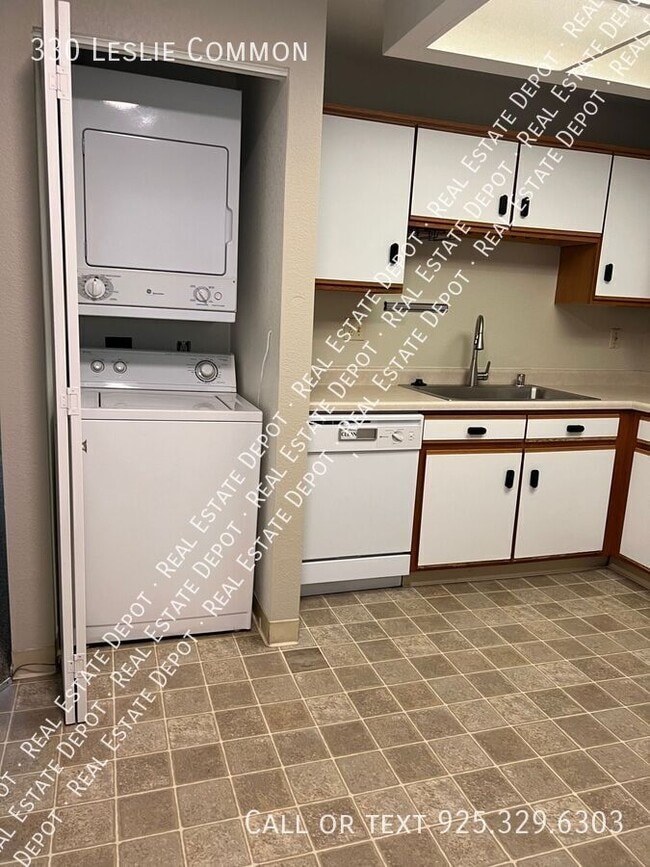 Building Photo - 330 Leslie Common