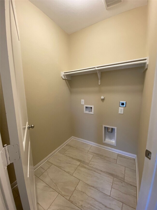 Building Photo - 15609 All Star Dr