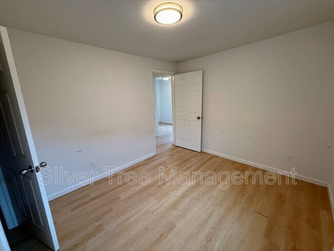 Building Photo - 506 W Parnell St