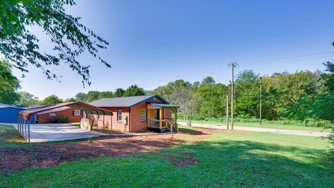 Building Photo - Stunningly Renovated 3BD/1BA Single Family...