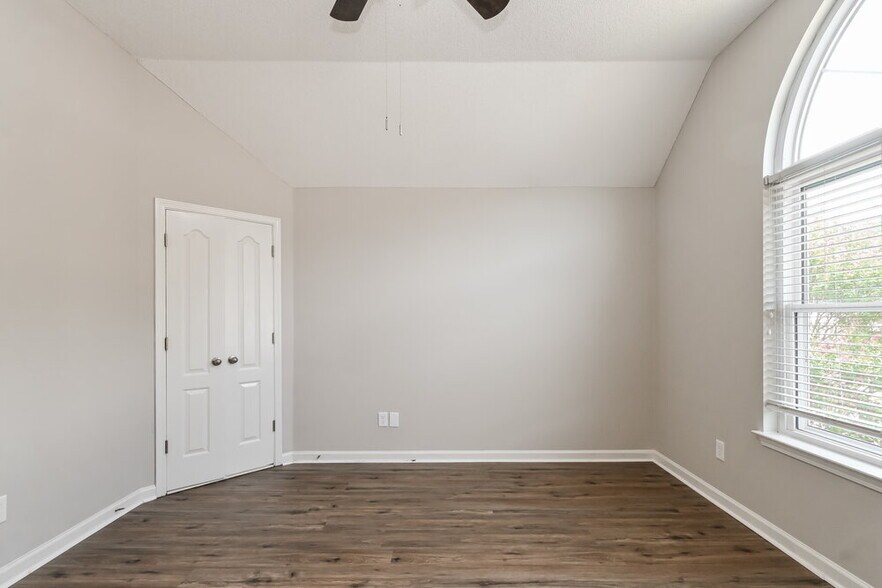 Building Photo - 9217 Lazzini Cove