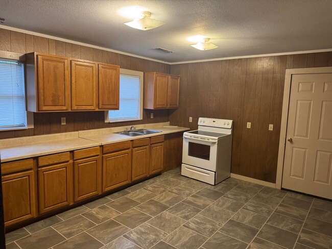 Building Photo - 2 Bedroom / 1 Bathroom Home with 1 Car Gar...