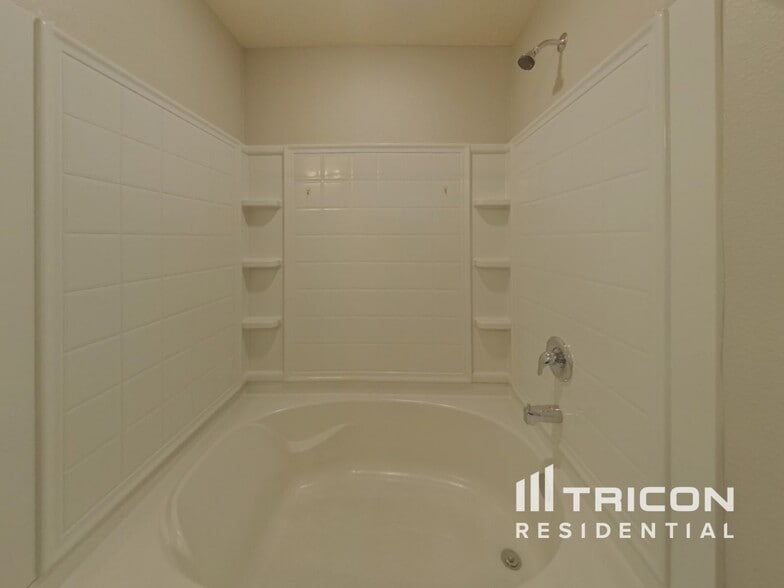 Building Photo - 2072 Pebble Point Dr