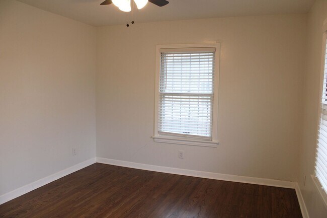 Building Photo - 2825 W Woodlawn Ave