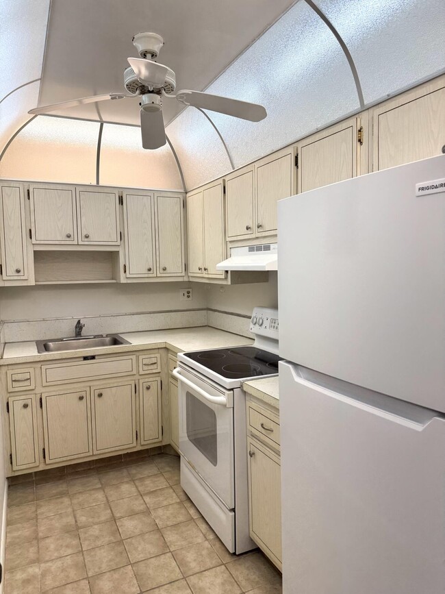 Building Photo - 200 S Birch Rd