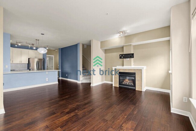 Building Photo - 3 Bed 2.5 Bath End Unit Townhome is Available for Rent!