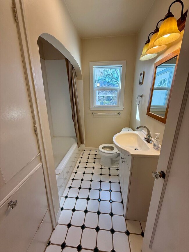 Building Photo - 3 Bedroom / 2 Bath Home - Bespoke Elegance in the University District!