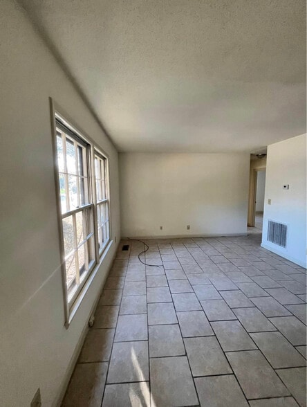 Building Photo - 1421 Wellington Ave