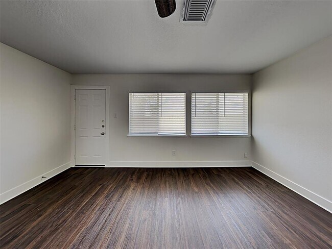 Building Photo - 820 Dragonfly Dr