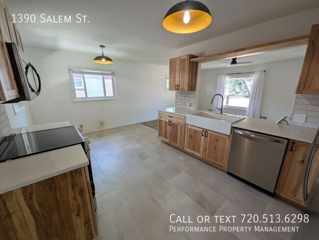 Building Photo - 1390 Salem St
