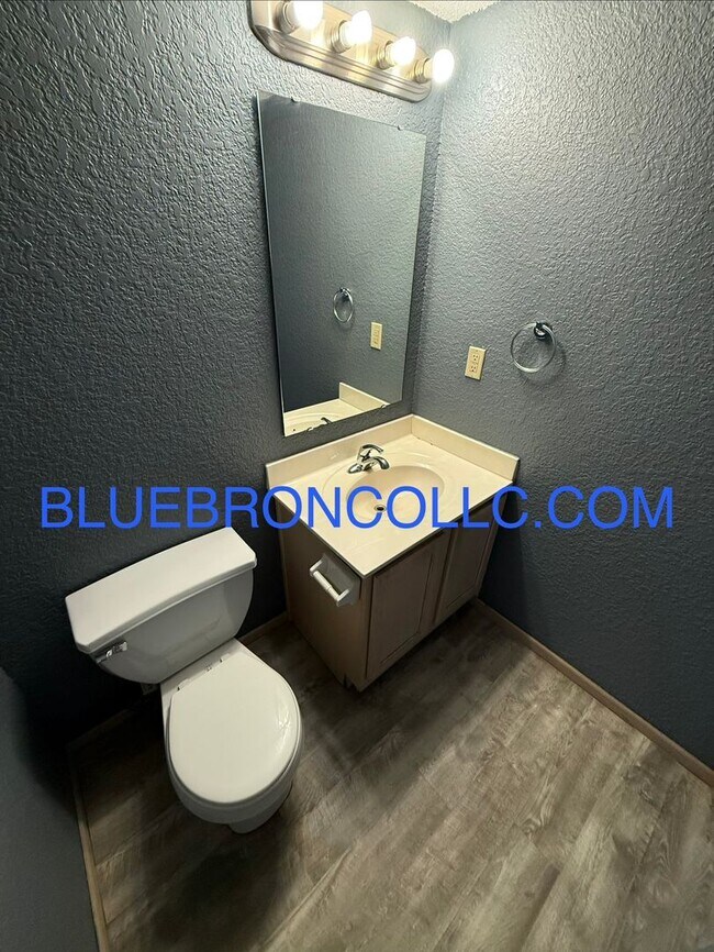 Building Photo - Beautiful unit in a quiet cul-de-sac