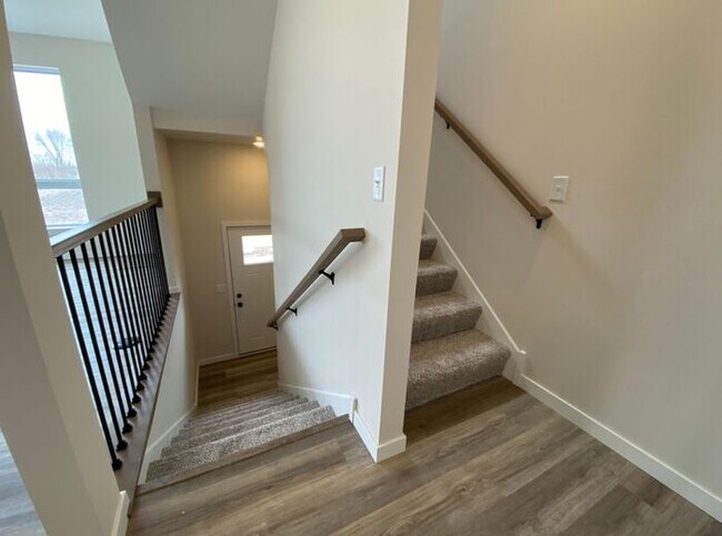 Building Photo - $2,275 | 3 Bedroom, 2.5 Bathroom Town Home | Pet Friendly | Sublease* | Available for August 1st,...