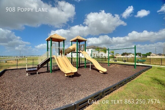 Building Photo - 908 Poppy Ln