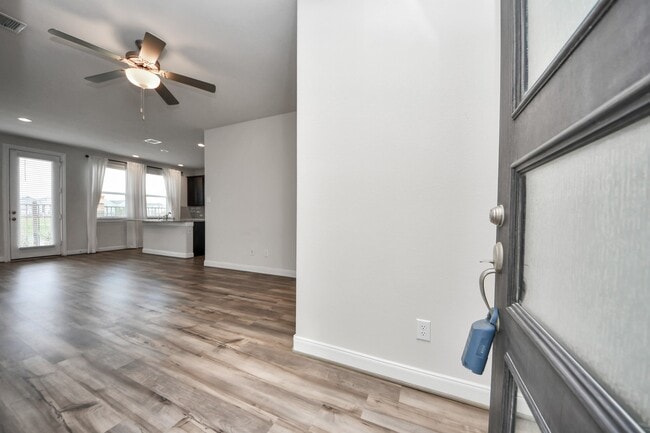 Building Photo - 9830 Magnolia Village Ln