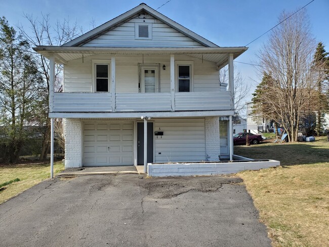 Primary Photo - Single Family 2 bed/1 bath with HUGE Garag...