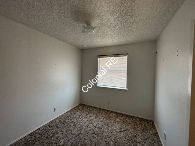 Building Photo - Spacious 3 bedroom 2 bathroom townhouse for rent. Fireplace in living area, washer/dryer hookups,...