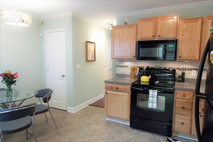 Building Photo - 252 Howle Ave