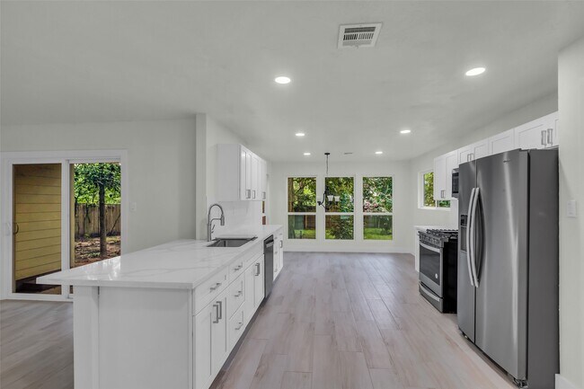 Building Photo - 1602 Pine Oak Dr