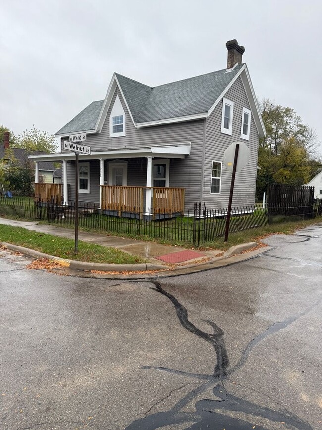 Building Photo - Welcome to this charming 3-bedroom, 2-bath...