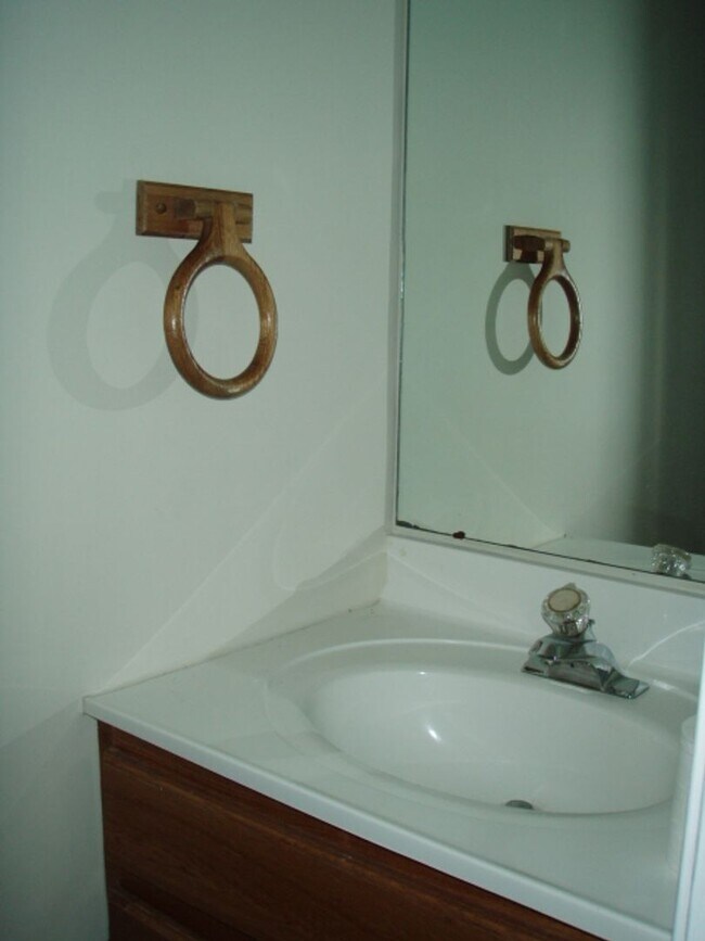 Building Photo - Classic 4 Bed 3.5 Bath Brick Townhome With...
