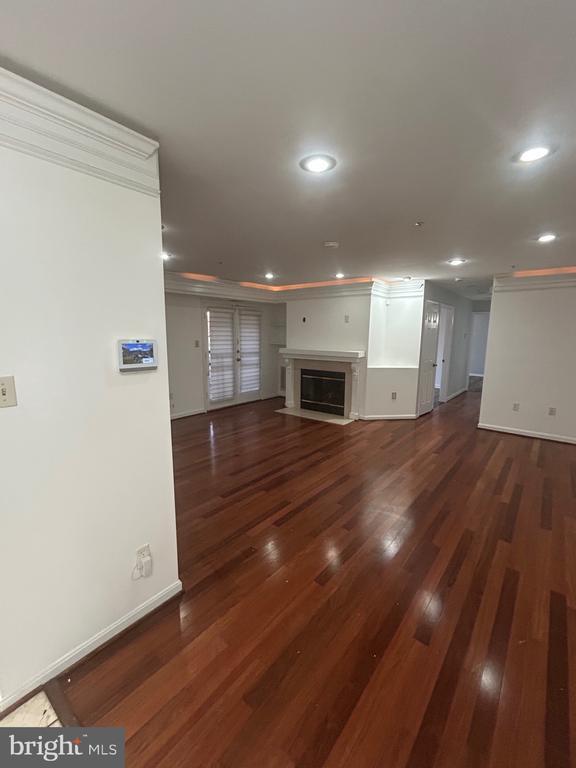 Building Photo - 9811 Lake Point Ct