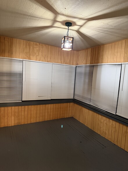 Sun porch - 276 Merriman Rd