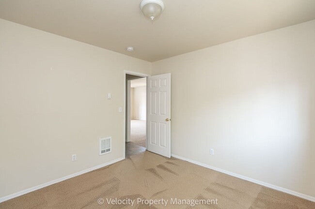 Building Photo - Bright and spacious 2 bedroom home!