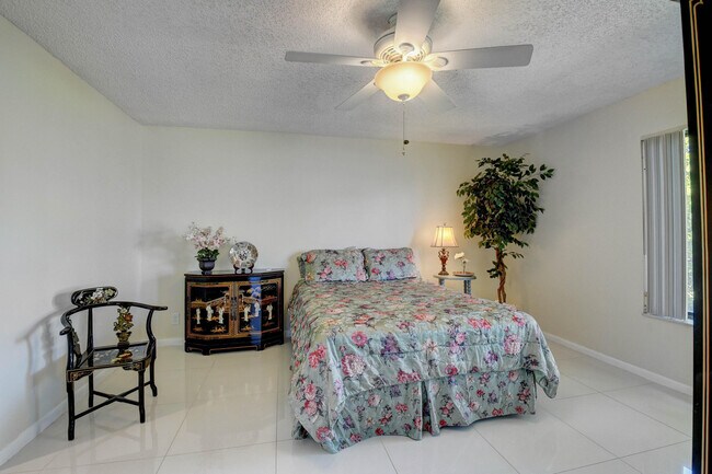 Building Photo - 5673 Fairway Park Dr