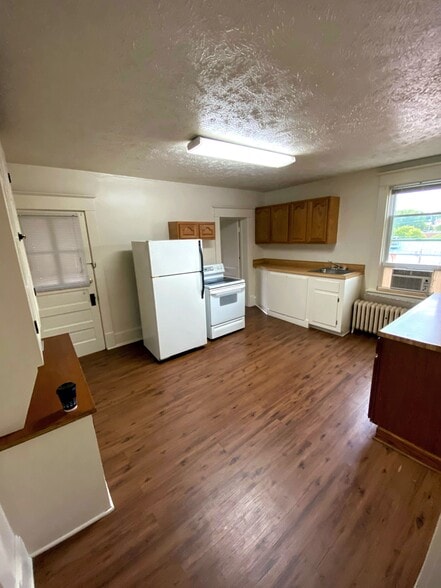 Large Eat In Kitchen - 21 N Braddock St