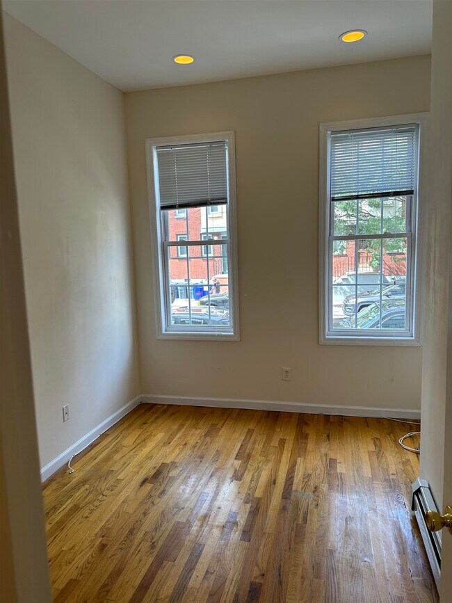 Building Photo - 331 Monroe St