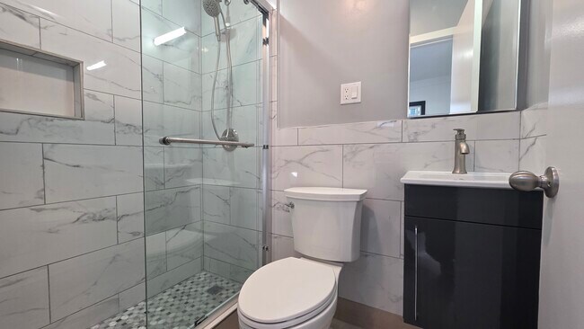 Building Photo - 1590 Underwood Ave