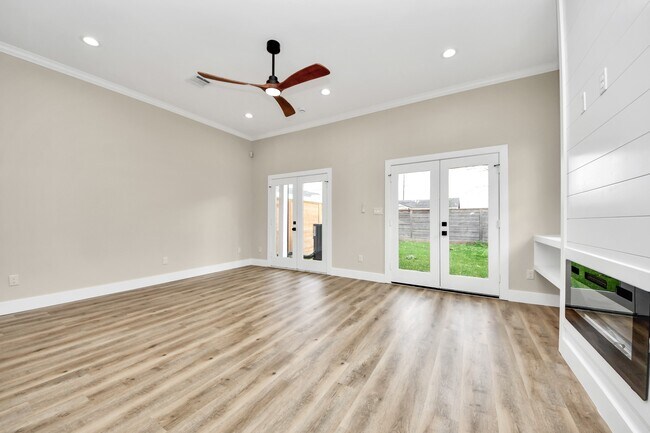 Building Photo - 127 E 38th St