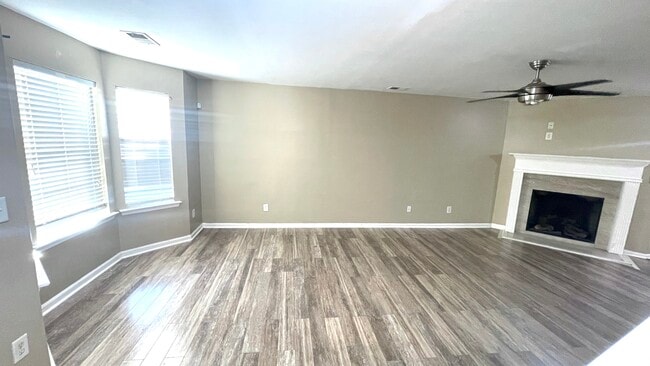 Building Photo - 711 Crestwell Cir SW