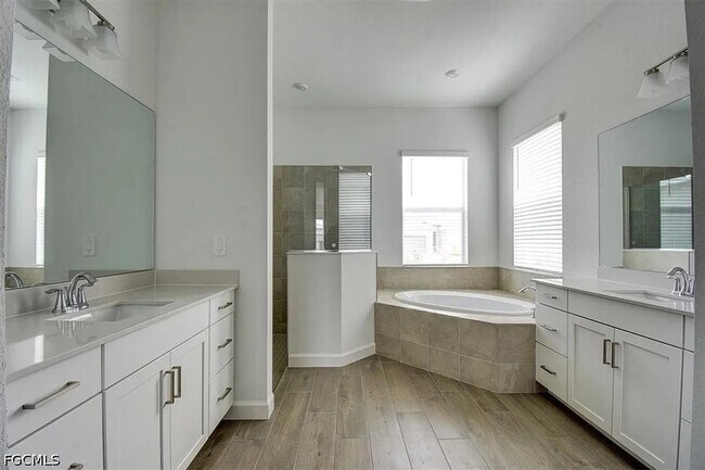 Building Photo - 7796 Lakes Edge Ln