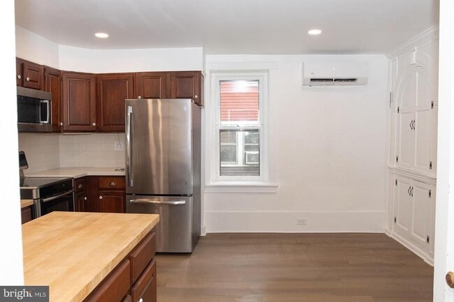 Building Photo - 2928 Lincoln Hwy E