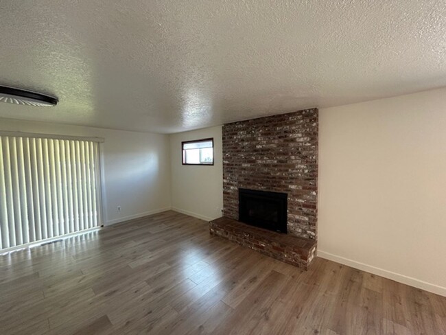 Building Photo - Molalla Country Home