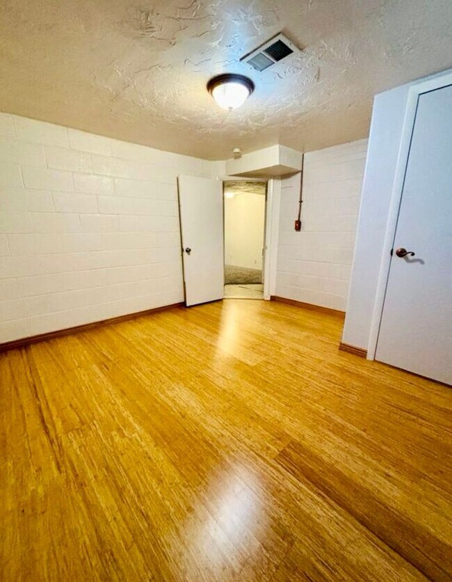 Building Photo - 723 Stover St