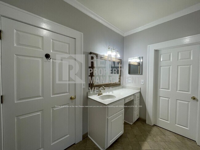 Building Photo - 3241 Ridge Ave