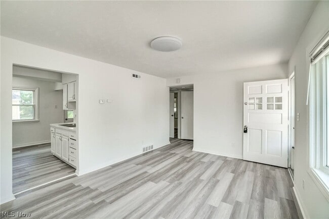 Building Photo - 13117 Wilton Ave