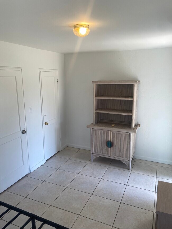 Building Photo - 926 N 16th Ave